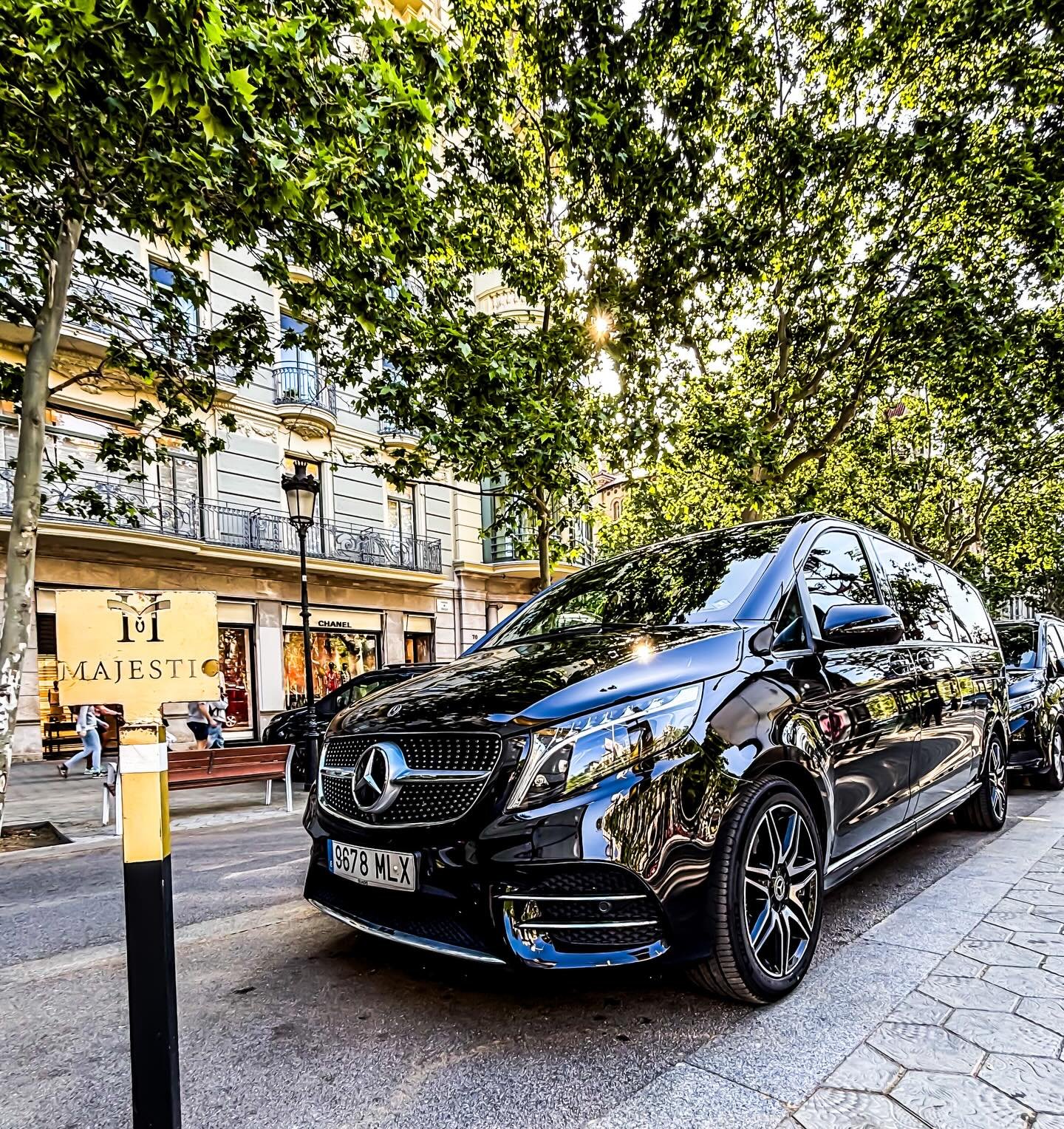 Chófer privado en Barcelona: elegancia frente al Hotel Majestic