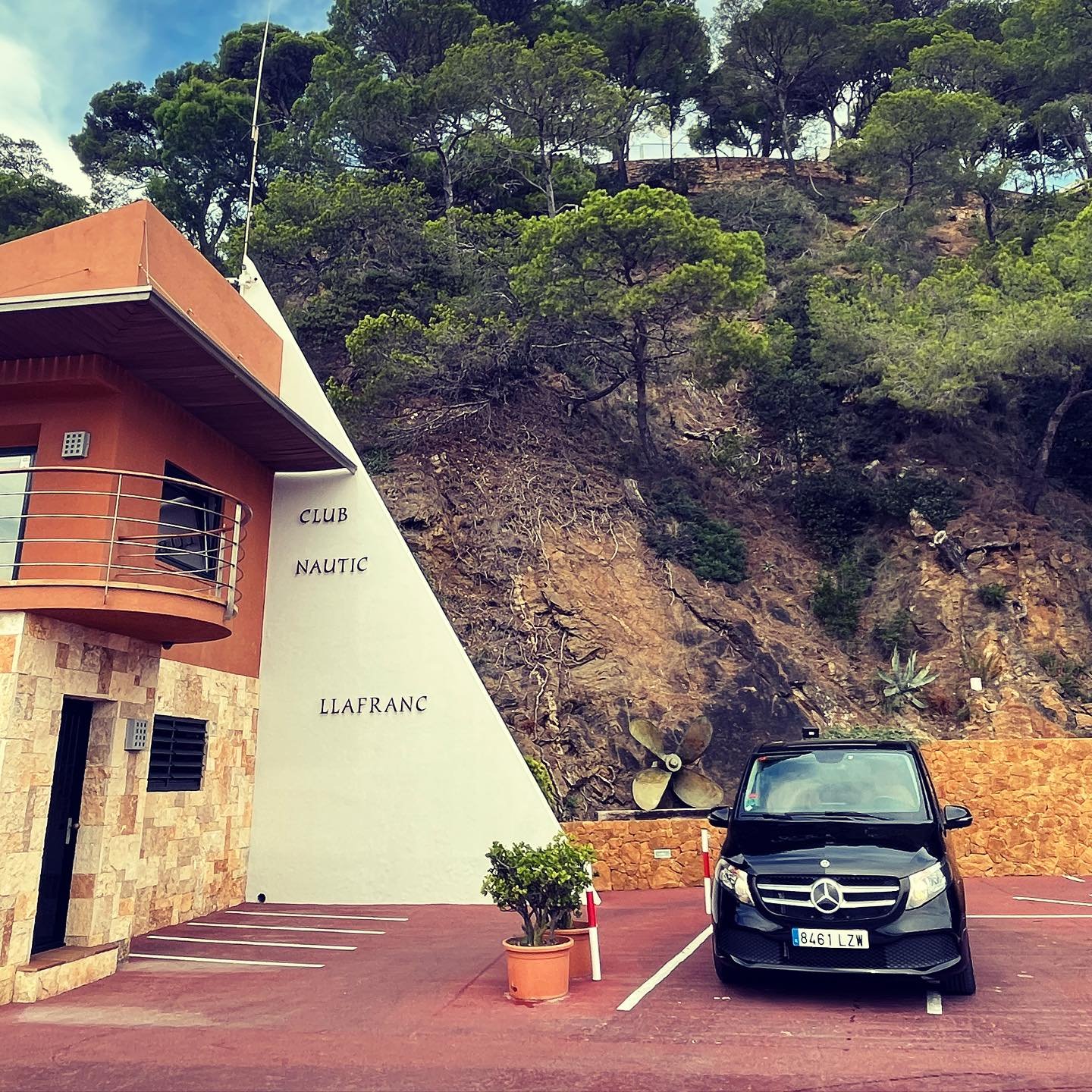Chófer privado en Llafranc: la Costa Brava con Black Button