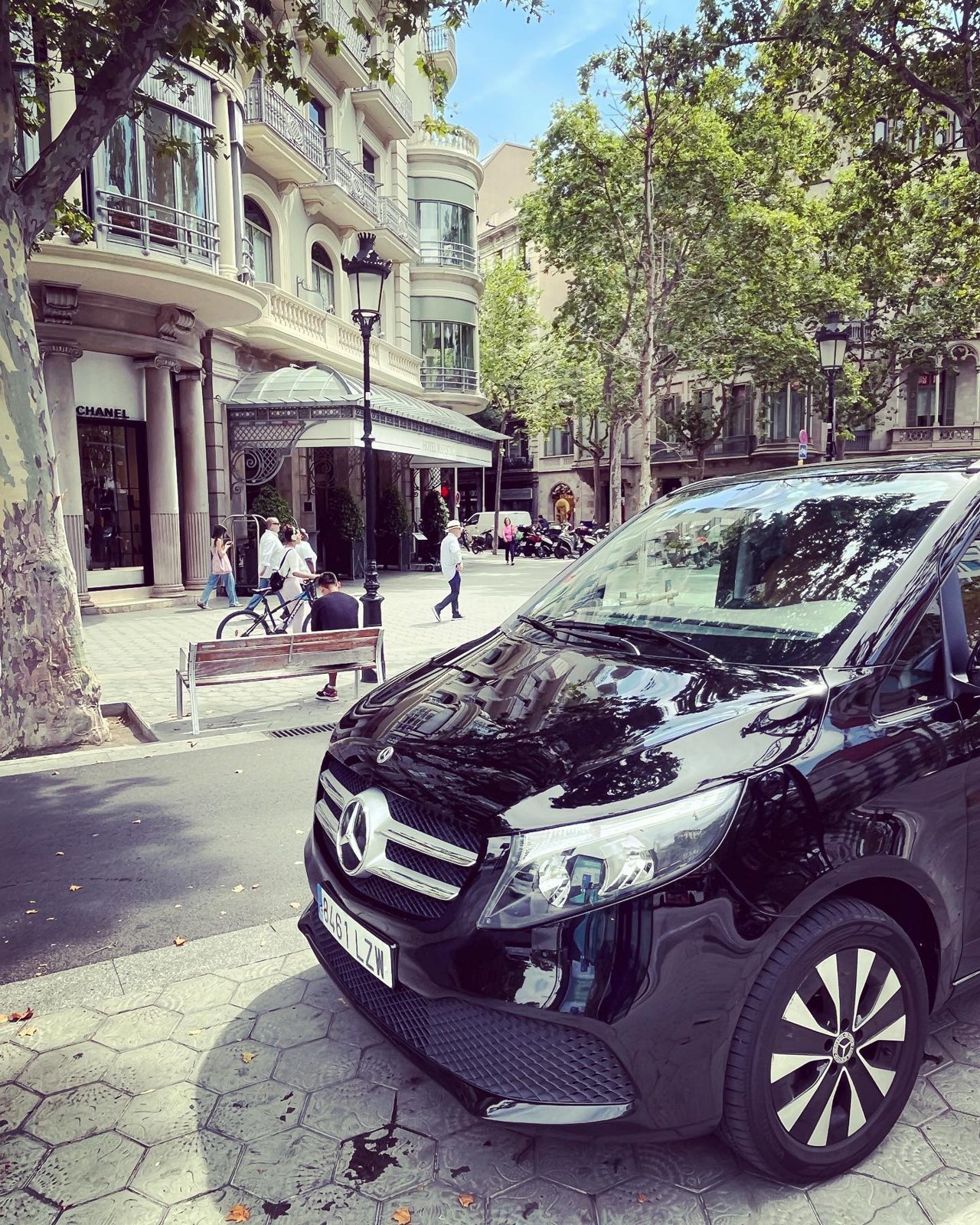 Chófer privado en el Passeig de Gràcia: Mercedes Clase V frente al Majestic
