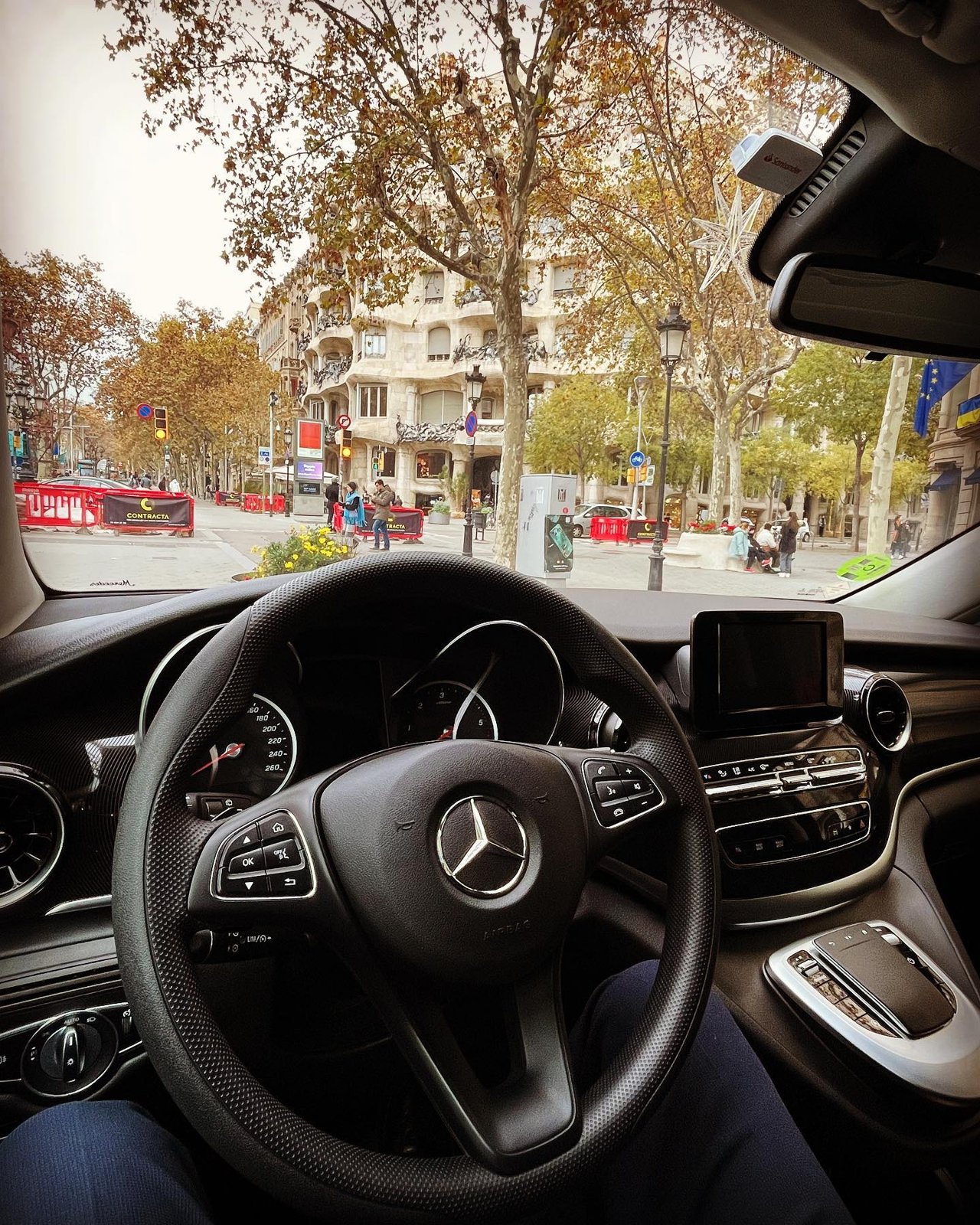 City tour en Barcelona: Passeig de Gràcia y La Pedrera desde un Mercedes V-Class