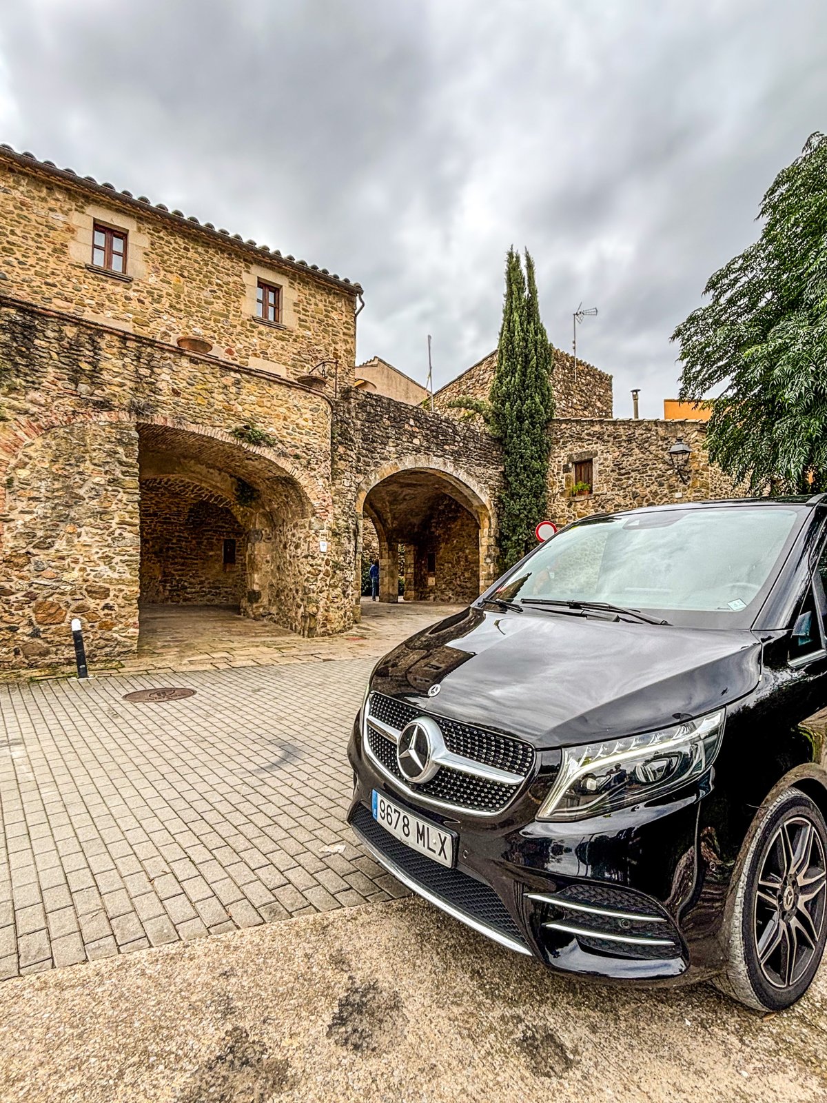 Monells con chófer privado: descubrir el Empordà con distinción