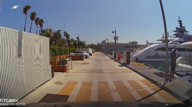 Traslado con chófer al Port Vell para clientes de yate en 2026